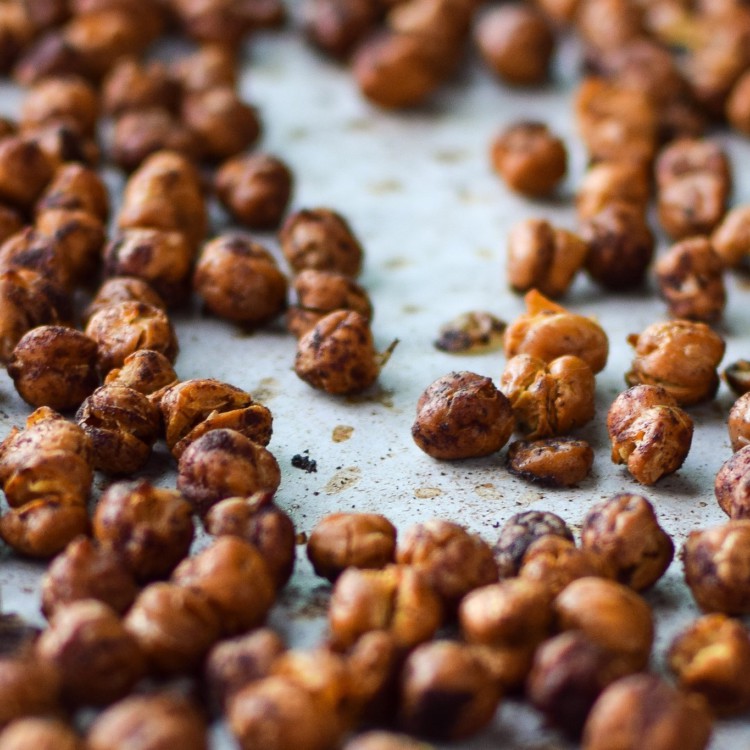 Crispy Cinnamon Roasted Chickpeas - A healthy crunch holiday treat! Four simple ingredients and your home smells amazing! - ProjectMealPlan.com