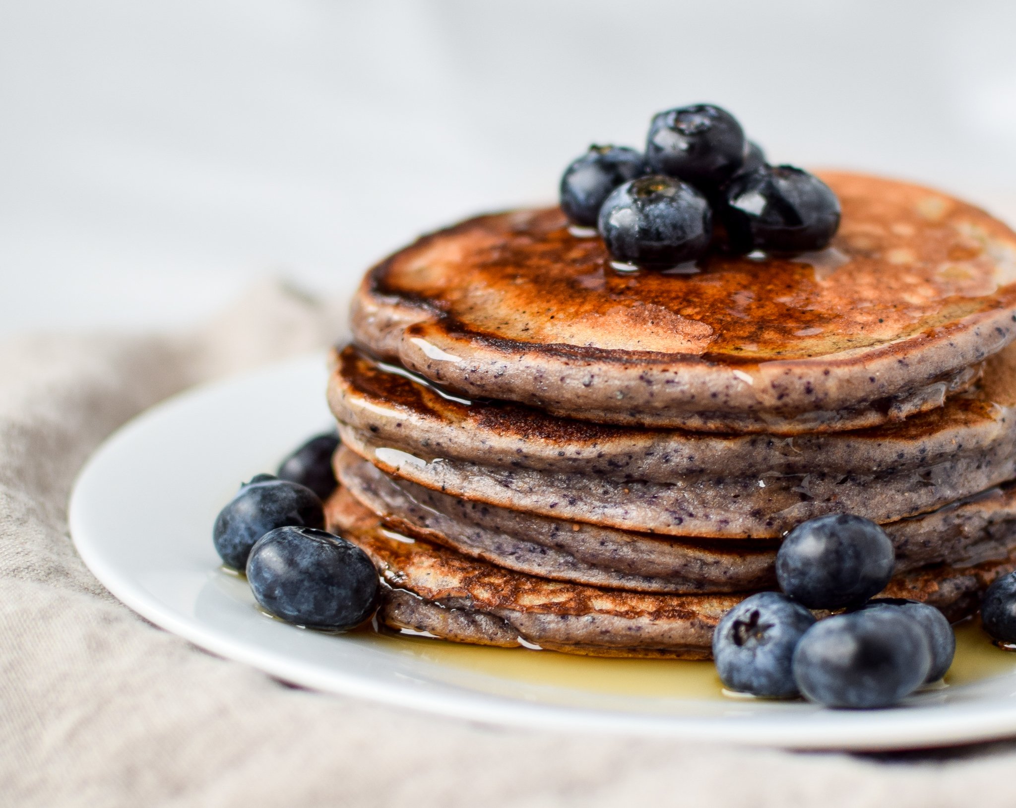 Lemon Poppy Seed Blueberry Protein Pancakes - Your favorite Lemon Blueberry muffin now in pancake form! Try meal prepping these delicious pancakes made with Kodiak Cakes! - ProjectMealPlan.com