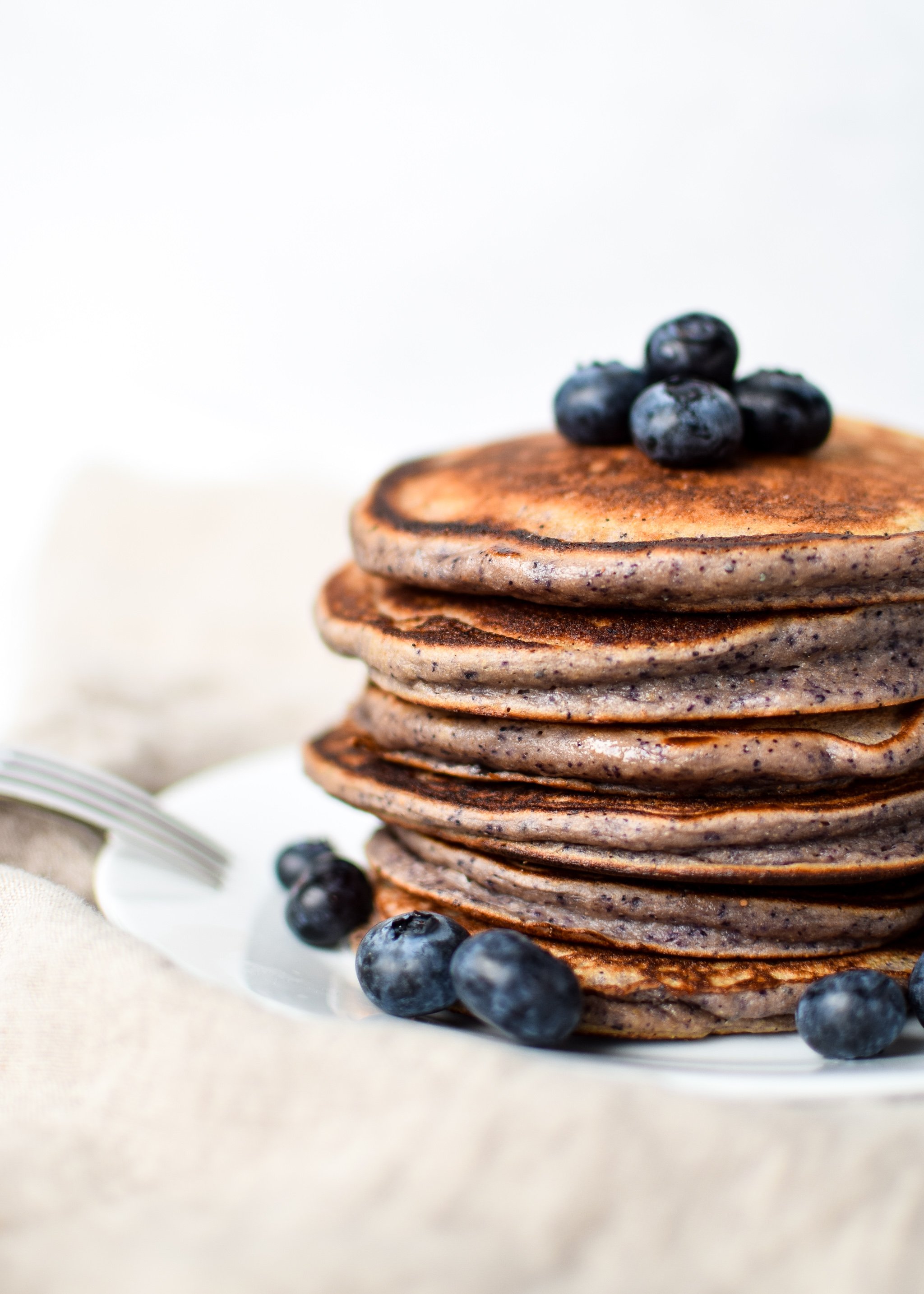 Lemon Poppy Seed Blueberry Protein Pancakes - Your favorite Lemon Blueberry muffin now in pancake form! Try meal prepping these delicious pancakes made with Kodiak Cakes! - ProjectMealPlan.com