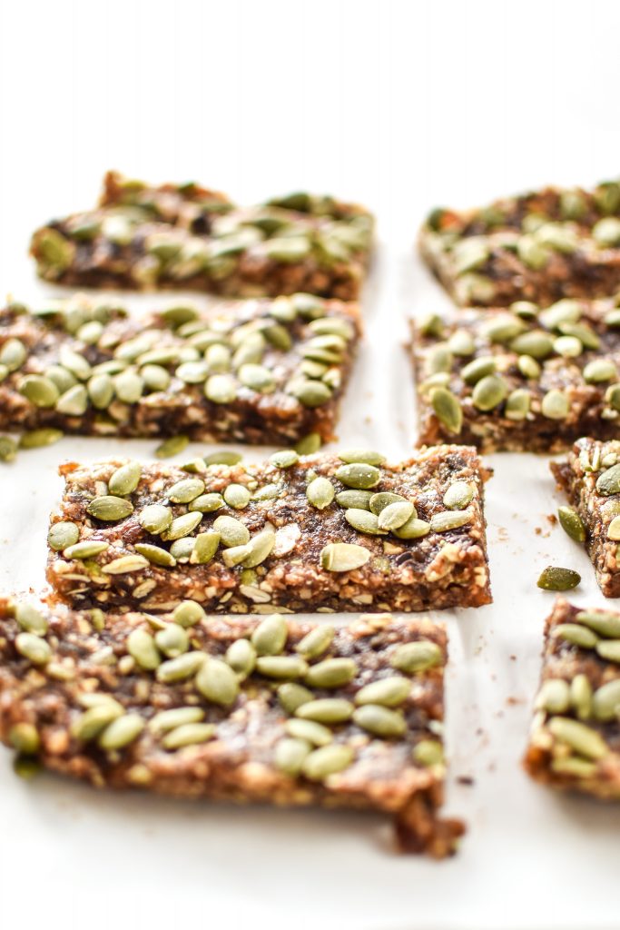 No-Bake Pumpkin Spice Date Nut Bars - Naturally sweetened with dates and full of pumpkin seeds! Homemade bars with that pumpkin spice life! - ProjectMealPlan.com