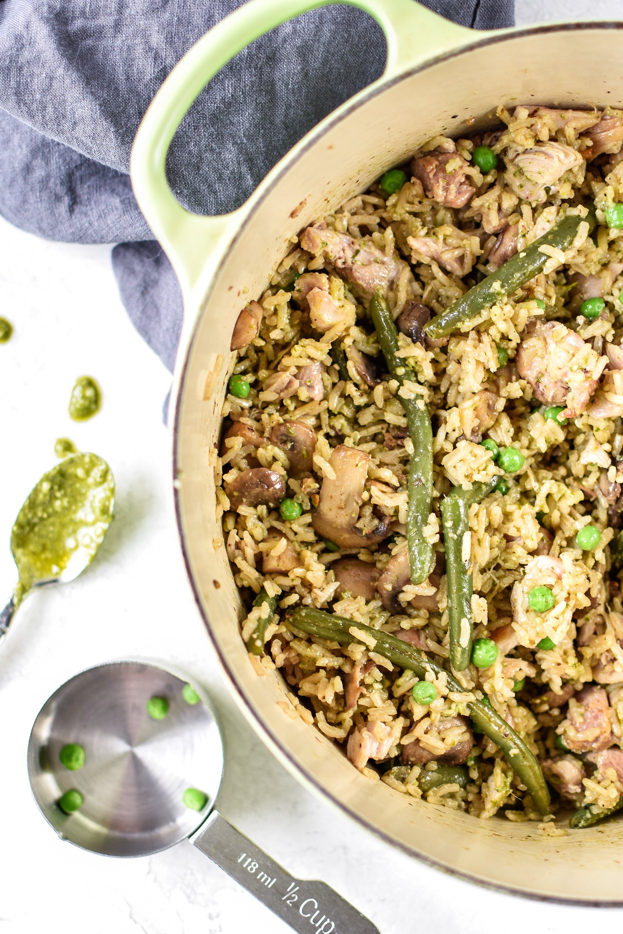 One-pot, no chopping veggies, and done in about 35 minutes. This One-Pot Pesto Chicken and Rice is the perfect idea if you're short on dinner prep time. - ProjectMealPlan.com
