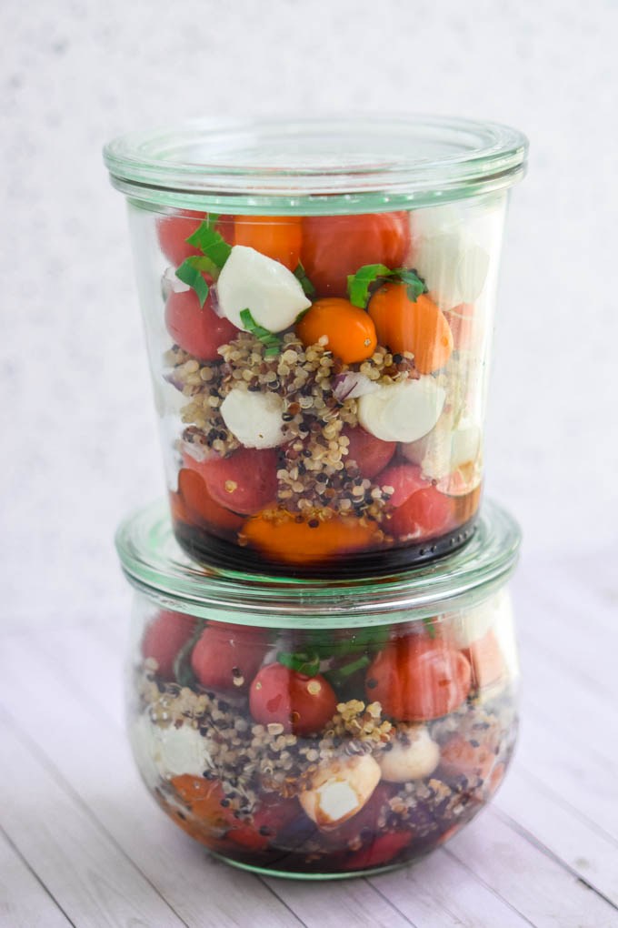 meal prep ideas for hot weather include these quinoa caprese mason jar salads!