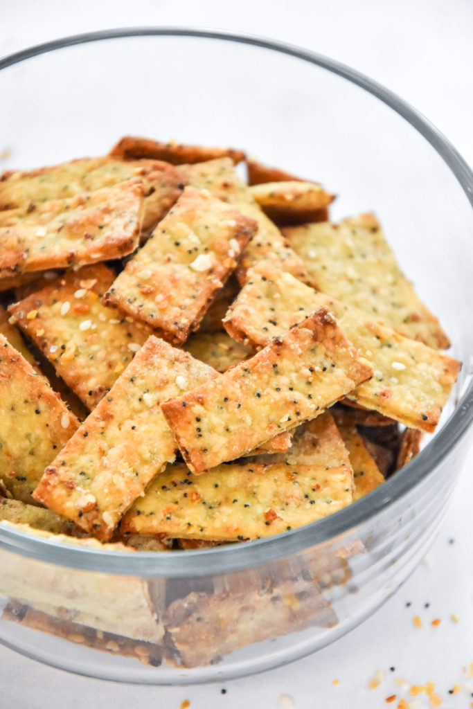 homemade everything but the bagel crackers in a glass bowl.
